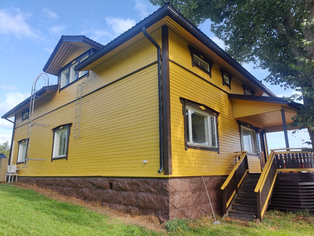Keltainen omakotitalo
